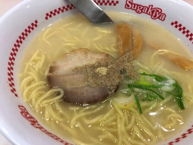 スガキヤのラーメンにコショウを入れている様子