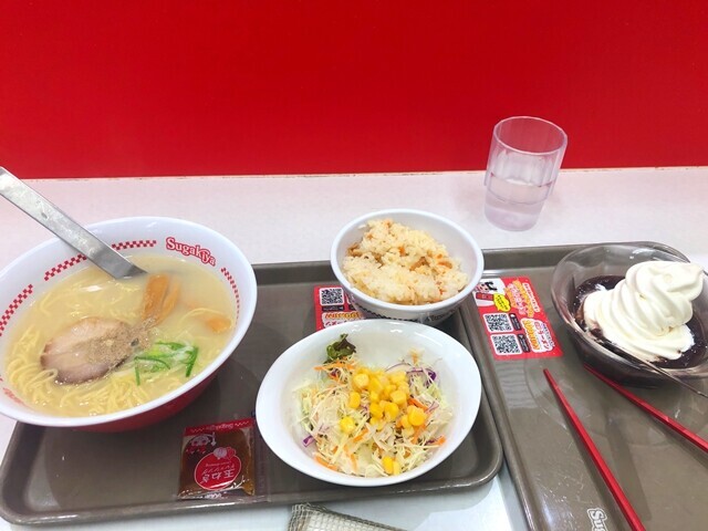 スガキヤラーメンレビューの様子