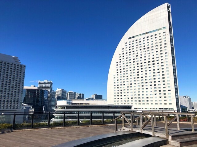 開放感あふれる展望足湯の様子