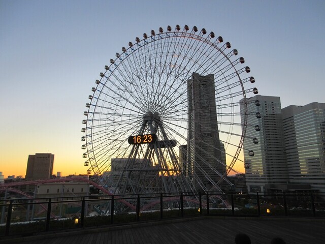 万葉の湯みなとみらいの夕方の様子と観覧車の景色