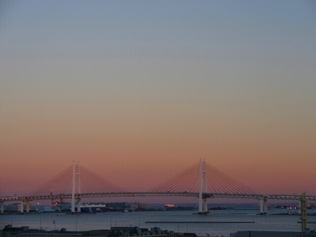 万葉の湯みなとみらい店から夕日に染まるベイブリッジの景色