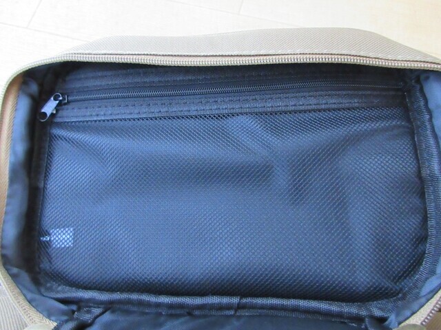 クレイモアV1040専用ケースの蓋の裏面のメッシュケースの様子