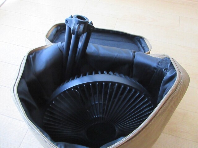 クレイモア扇風機V1040の専用ケースに収納している様子をレビュー