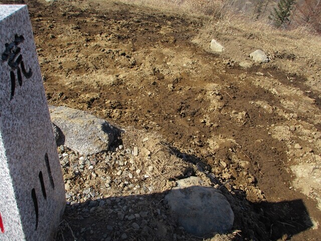 笠取山の分水嶺の石柱