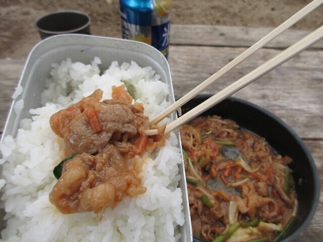 笠取山テント泊で炊いたお米と肉料理