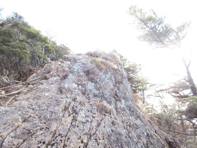 西御殿岩直下の岩場も滑落要注意箇所