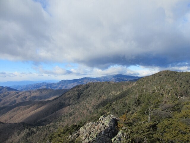 西御殿岩からの槐山、笠取山方面の景色