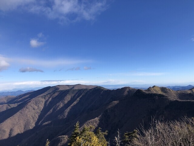 西御殿岩から眺める和名倉山方面の景色