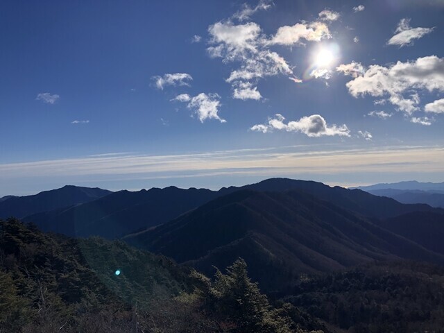 西御殿岩から眺める奥秩父主脈縦走路