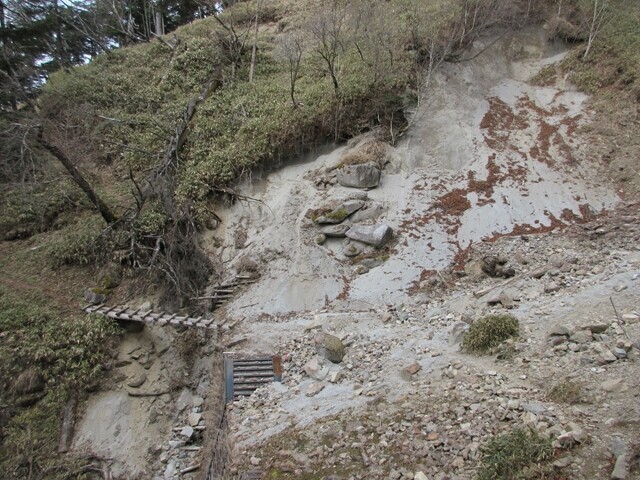 西御殿岩から荒れた登山路