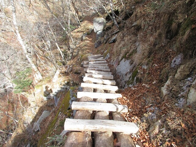 西御殿岩、唐松尾山の巻き道