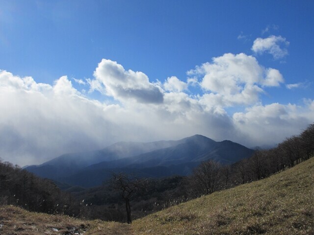 北奥仙丈ヶ岳方面は雪雲に包まれていた