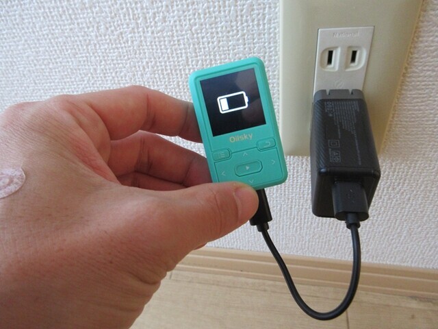 ＵＳＢ・ＡＣ充電器（ＡＣアダプターＵＳＢ充電器）を使ってOilskyＭＰ３プレーヤーの充電のやり方をレビュー