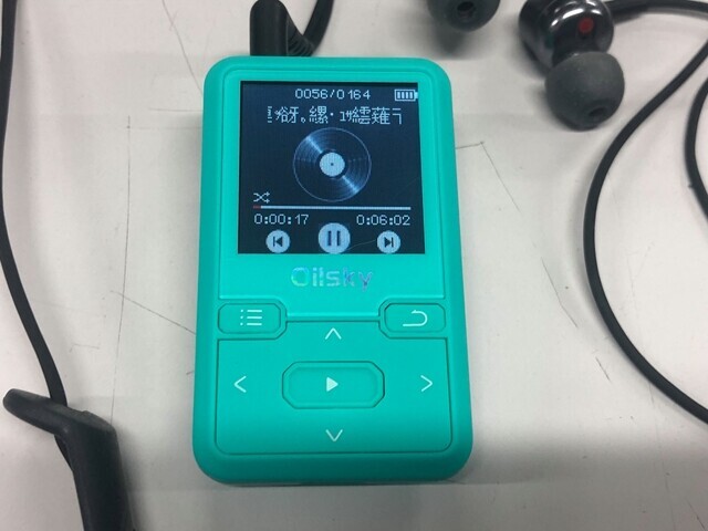 OilskyＭＰ３プレーヤーを使って音楽を聴いてレビューしている様子