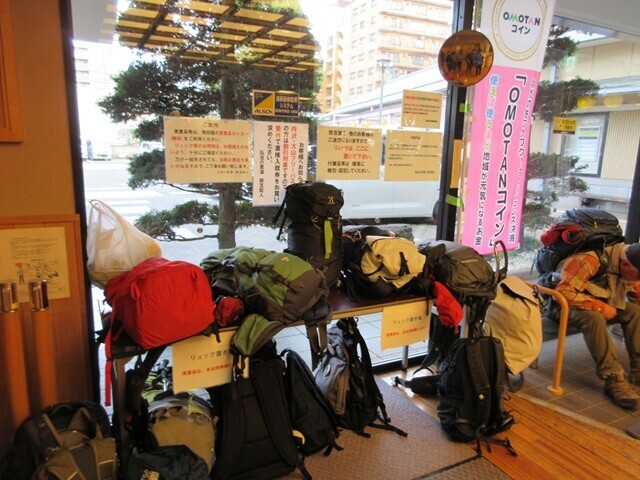 弘法の里湯の登山者用の荷物置き場