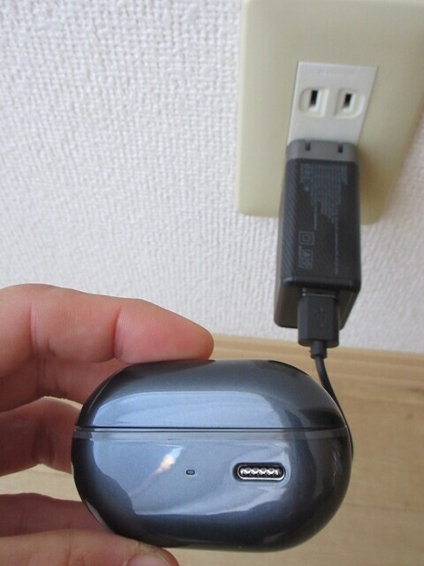 SOUNDPEATS CCイヤーカフイヤホンにＵＳＢＡＣ充電器に接続して充電している様子