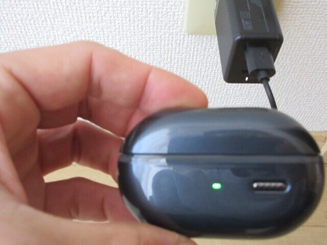 専用ケースの表面が充電点灯中