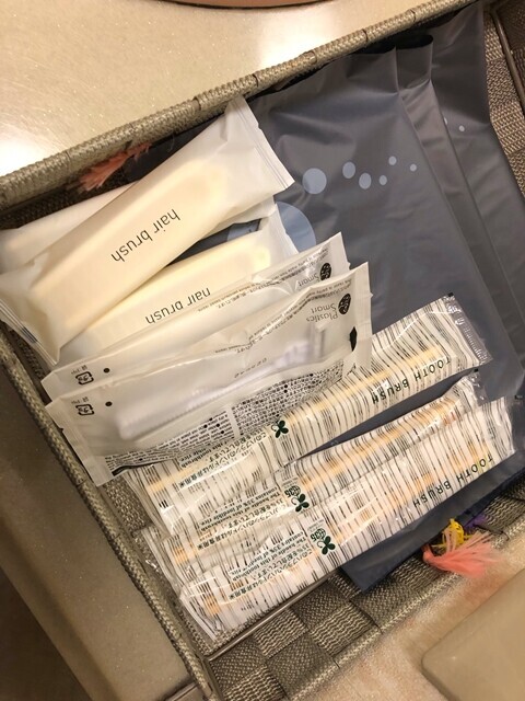 下田大和館の部屋のお風呂の様子とアメニティーグッズ
