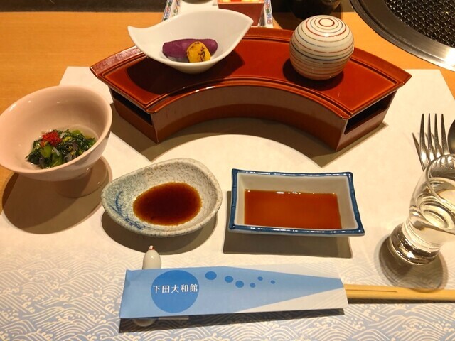 下田大和館の前菜料理の様子