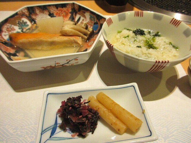 下田大和館のディナーの〆と煮物料理レビューの様子