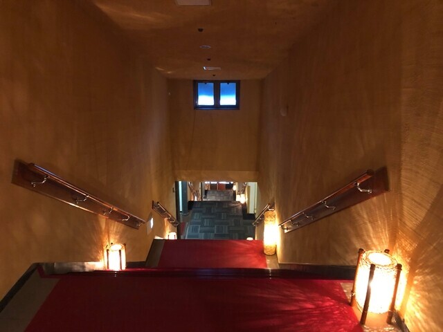 下田大和館の豪華な階段