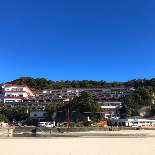多々戸浜海水浴場から見る下田大和館
