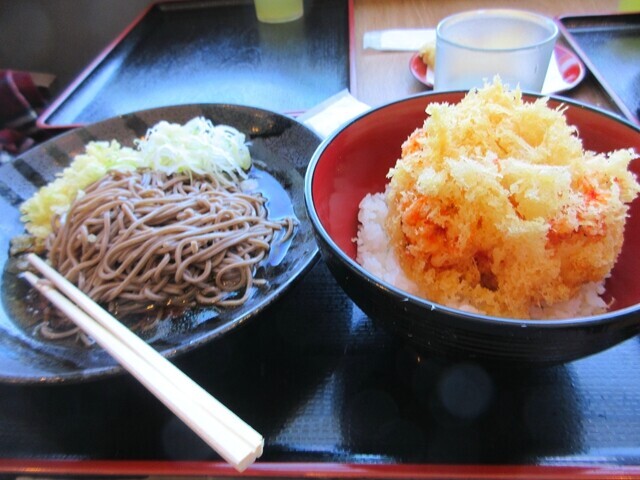 蕎麦とサクラ海老のかき揚げ丼