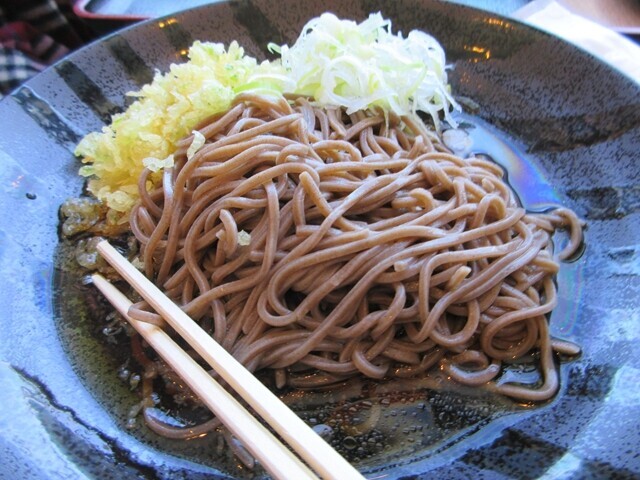 蕎麦を食べて爪木崎へスタートの様子