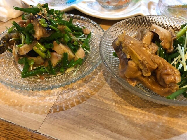 アラカルトメニューでまるさんかくしかくの料理を楽しんでいる様子