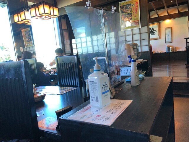 網元料理徳造丸伊豆下田店店内の様子とテーブル席、お座敷席