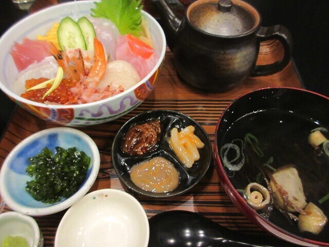 網元料理徳造丸伊豆下田店で食べた海鮮丼と小鉢