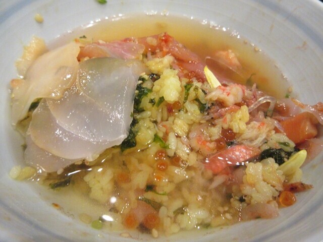 網元料理徳造丸伊豆下田店は最後に無料の出汁を入れてお茶漬けにして食べた様子