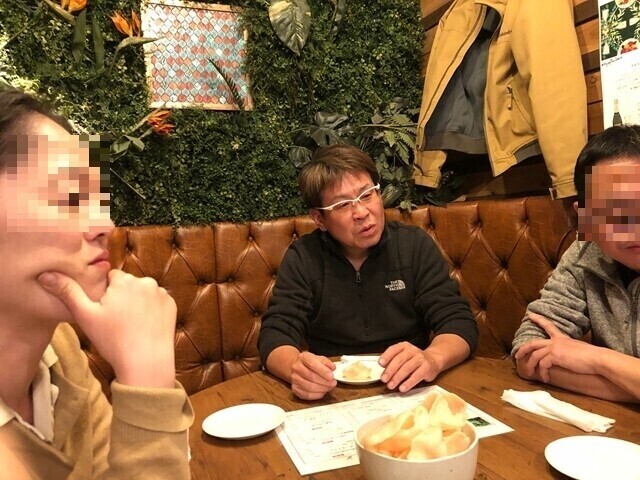 盛り上がっている忘年会の様子