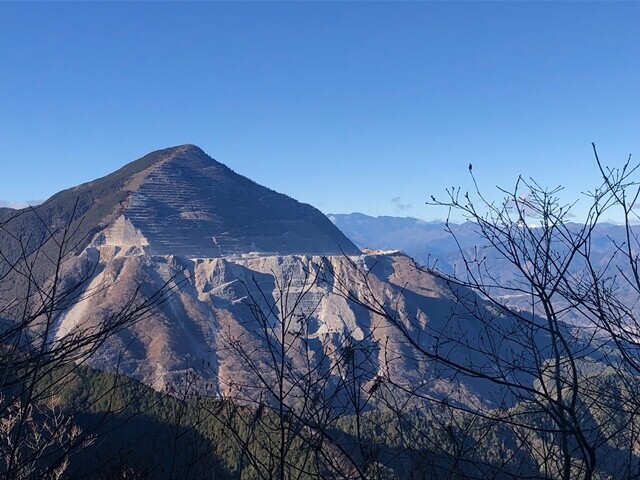 二子山の登山ルートからの武甲山景色