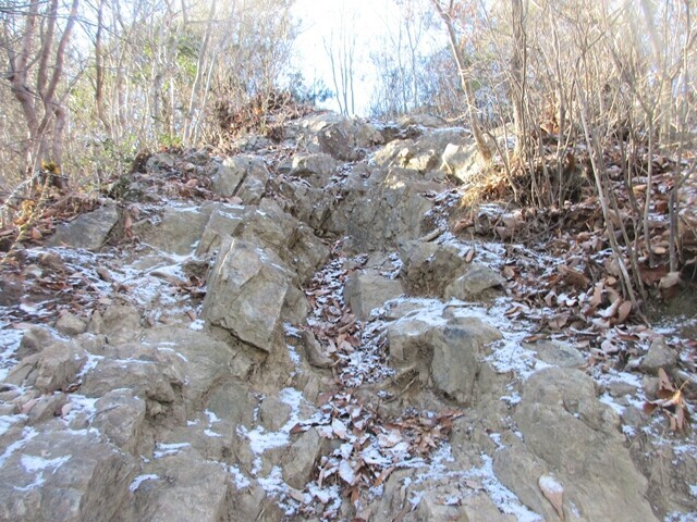 二子山雌岳から雄岳への登山ルートの岩場の様子