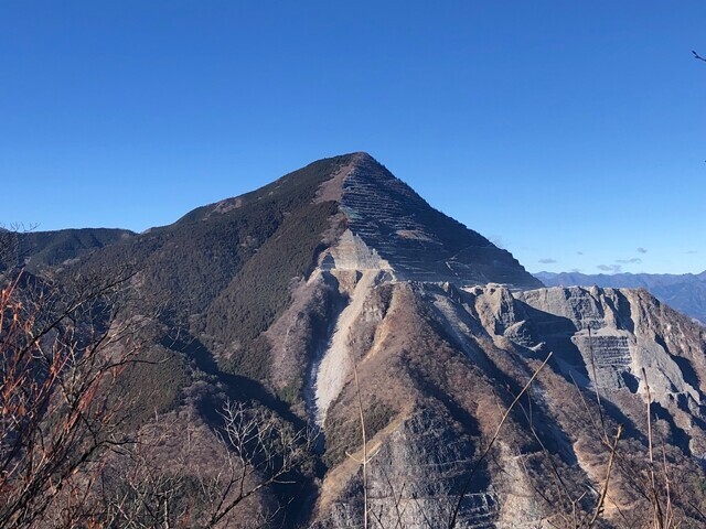 二子山雄岳からの武甲山の眺め