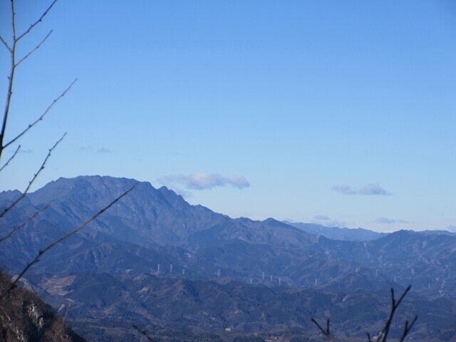 武川岳登山中の両神山景色
