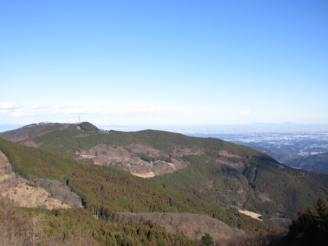 丸山への登山ルート上からの堂平山方面の景色