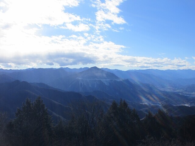 丸山の山頂からの奥多摩方面の景色