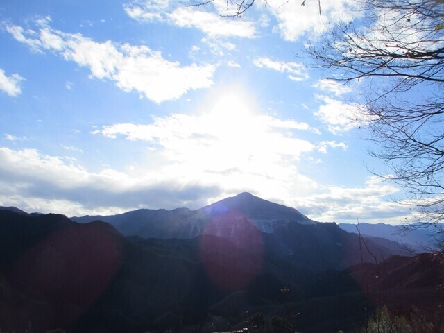 芦ヶ久保へ下山中に見えた武甲山の景色