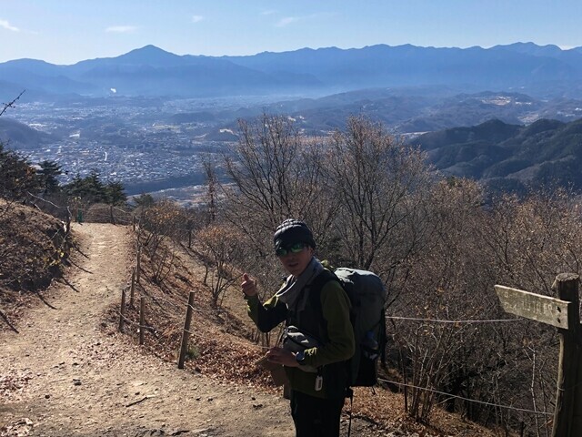 宝登山の山頂付近の山仲間の様子