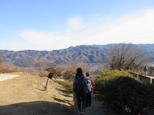 宝登山ロープウェイ駅から宝登山神社への登山口