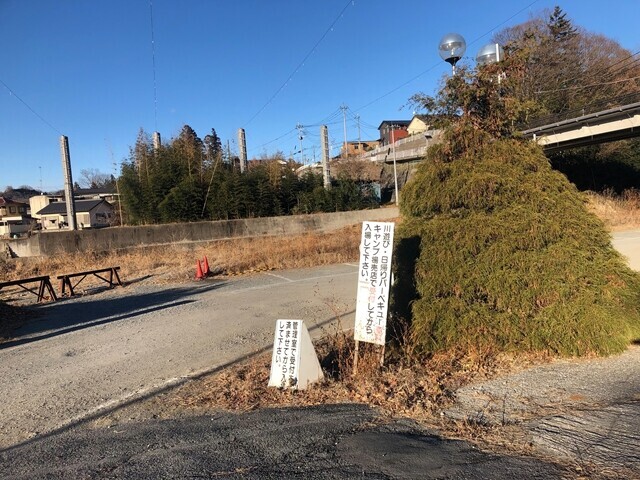 武甲温泉で受付をしてから駐車場の端にあるキャンプサイトへの入口に入って区画まで進む