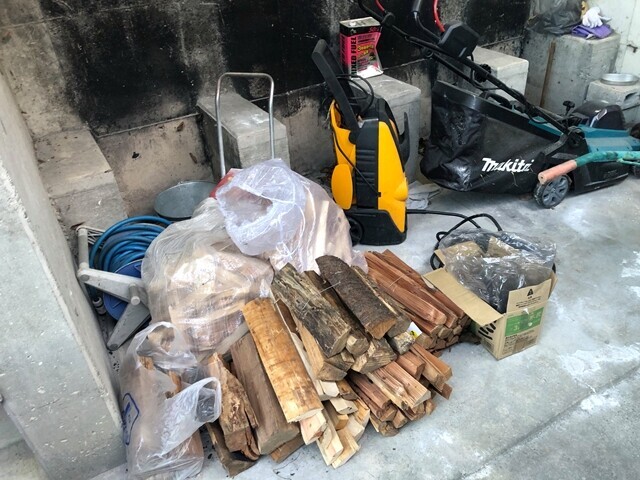 武甲キャンプ場の薪の販売と竈の様子