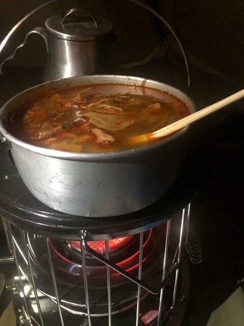 ストーブの火力で調理している様子