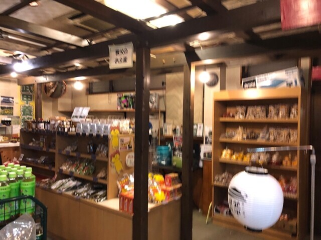 武甲温泉の売店の様子