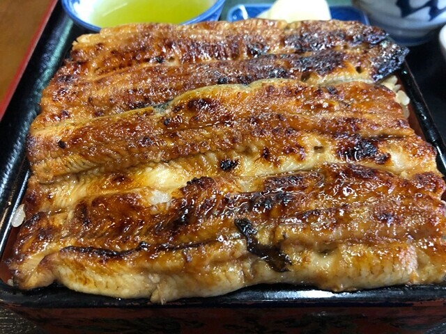うなぎ吉見屋の大盛うな重の様子