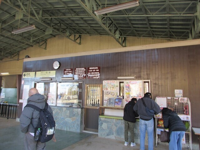 宝登山ロープウェイの山頂駅の様子
