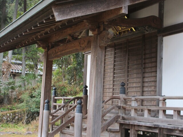 大塚山の登山口に鎮座するお寺