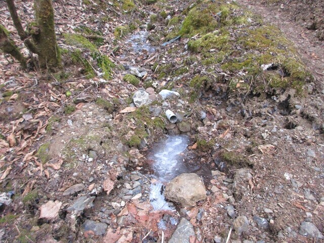 御前山避難小屋の水場の様子